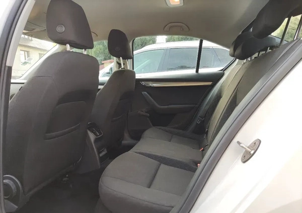 Skoda Octavia cena 37500 przebieg: 219000, rok produkcji 2020 z Tarnów małe 211